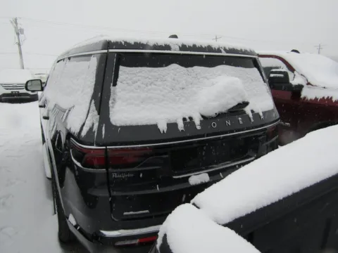 More photos of 2022 Jeep Wagoneer Series III at Pettijohn Auto Center, MO
