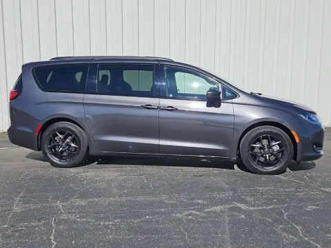 Photos of 2020 Chrysler Pacifica Touring L for sale in Bethany, MO at Pettijohn Auto Center
