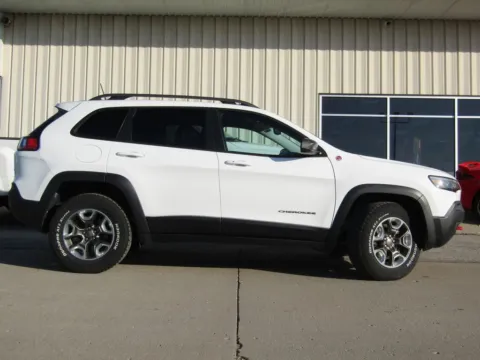 Photos of 2019 Jeep Cherokee Trailhawk for sale in Bethany, MO at Pettijohn Auto Center