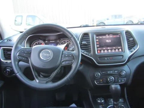 More photos of 2019 Jeep Cherokee Trailhawk at Pettijohn Auto Center, MO