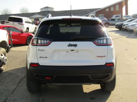 More photos of 2019 Jeep Cherokee Trailhawk at Pettijohn Auto Center, MO