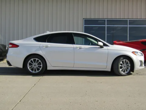 Photos of 2020 Ford Fusion SE for sale in Bethany, MO at Pettijohn Auto Center