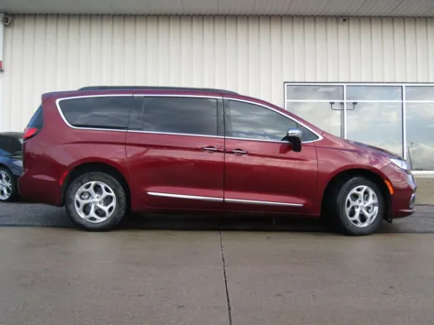 Photos of 2023 Chrysler Pacifica Limited for sale in Bethany, MO at Pettijohn Auto Center