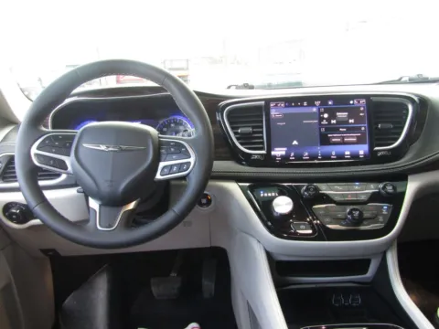 More photos of 2023 Chrysler Pacifica Limited at Pettijohn Auto Center, MO