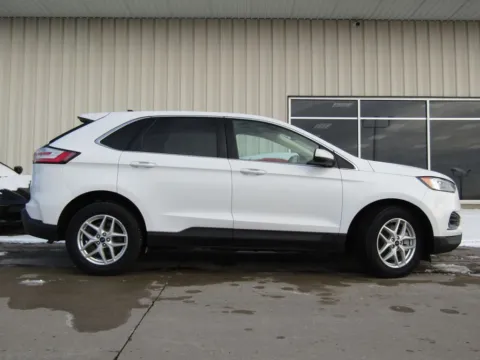 Photos of 2022 Ford Edge SEL for sale in Bethany, MO at Pettijohn Auto Center