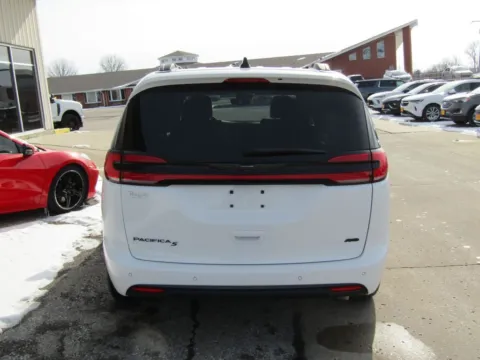 More photos of 2023 Chrysler Pacifica Touring L at Pettijohn Auto Center, MO