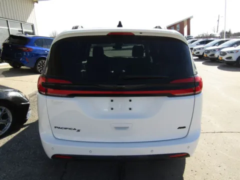 More photos of 2023 Chrysler Pacifica Touring L at Pettijohn Auto Center, MO
