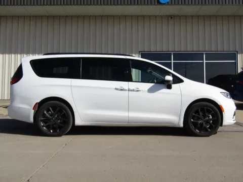 Photos of 2023 Chrysler Pacifica Touring L for sale in Bethany, MO at Pettijohn Auto Center