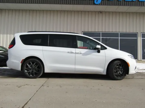 Photos of 2023 Chrysler Pacifica Touring L for sale in Bethany, MO at Pettijohn Auto Center