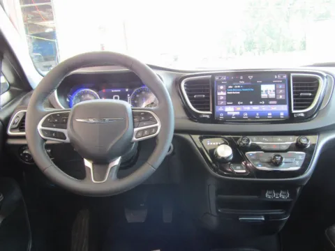 More photos of 2025 Chrysler Pacifica Select at Pettijohn Auto Center, MO