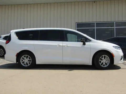 Photos of 2025 Chrysler Pacifica Select for sale in Bethany, MO at Pettijohn Auto Center