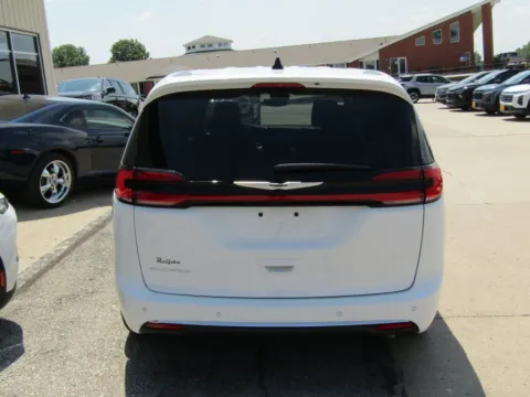 More photos of 2025 Chrysler Pacifica Select at Pettijohn Auto Center, MO