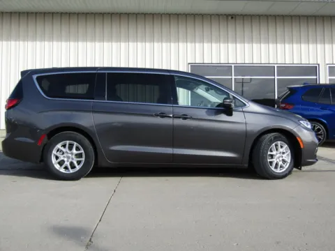 Photos of 2023 Chrysler Pacifica Touring L for sale in Bethany, MO at Pettijohn Auto Center