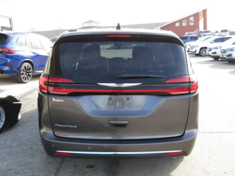 More photos of 2023 Chrysler Pacifica Touring L at Pettijohn Auto Center, MO