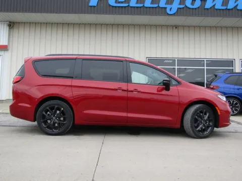 Photos of 2026 Chrysler Pacifica Select for sale in Bethany, MO at Pettijohn Auto Center