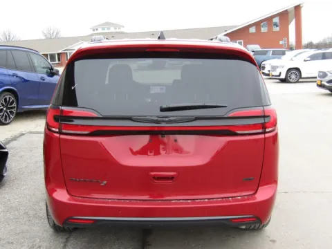 More photos of 2026 Chrysler Pacifica Select at Pettijohn Auto Center, MO