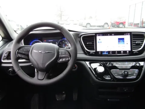 More photos of 2026 Chrysler Pacifica Select at Pettijohn Auto Center, MO