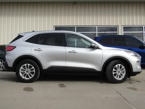 Photos of 2020 Ford Escape SE for sale in Bethany, MO at Pettijohn Auto Center