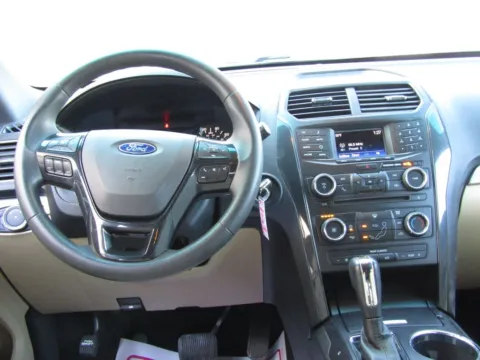 More photos of 2017 Ford Explorer at Pettijohn Auto Center, MO