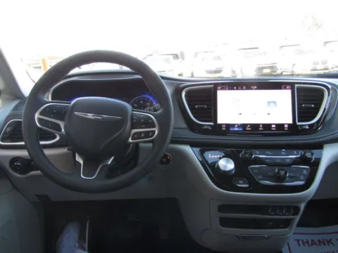 More photos of 2022 Chrysler Pacifica Touring L at Pettijohn Auto Center, MO