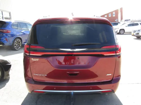 More photos of 2022 Chrysler Pacifica Touring L at Pettijohn Auto Center, MO
