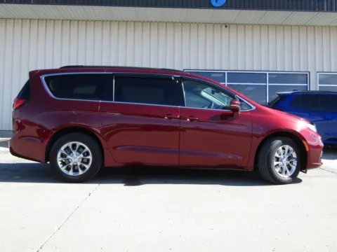 Photos of 2022 Chrysler Pacifica Touring L for sale in Bethany, MO at Pettijohn Auto Center