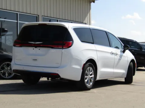 Another view of 2026 Chrysler Pacifica Select for sale in Bethany, MO at Pettijohn Auto Center