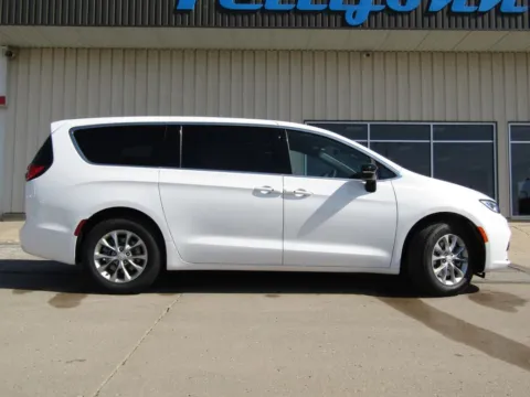 Photos of 2026 Chrysler Pacifica Select for sale in Bethany, MO at Pettijohn Auto Center