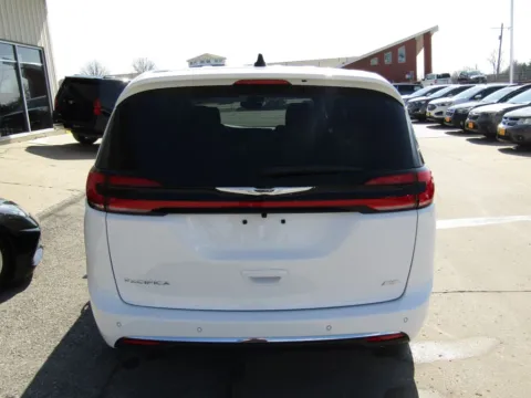 More photos of 2026 Chrysler Pacifica Select at Pettijohn Auto Center, MO
