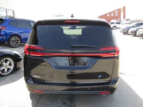 More photos of 2024 Chrysler Pacifica Hybrid Select at Pettijohn Auto Center, MO