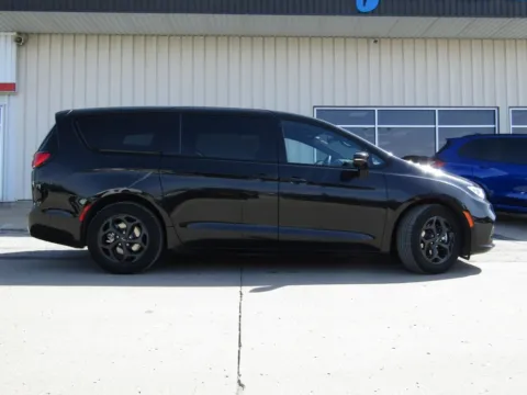 Photos of 2024 Chrysler Pacifica Hybrid Select for sale in Bethany, MO at Pettijohn Auto Center