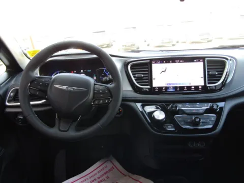 More photos of 2024 Chrysler Pacifica Hybrid Select at Pettijohn Auto Center, MO