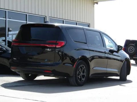 Another view of 2024 Chrysler Pacifica Hybrid Select for sale in Bethany, MO at Pettijohn Auto Center