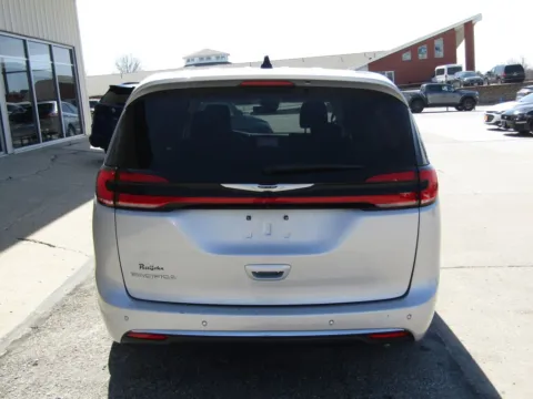 More photos of 2024 Chrysler Pacifica Touring L at Pettijohn Auto Center, MO