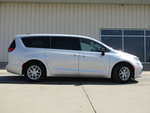 Photos of 2024 Chrysler Pacifica Touring L for sale in Bethany, MO at Pettijohn Auto Center