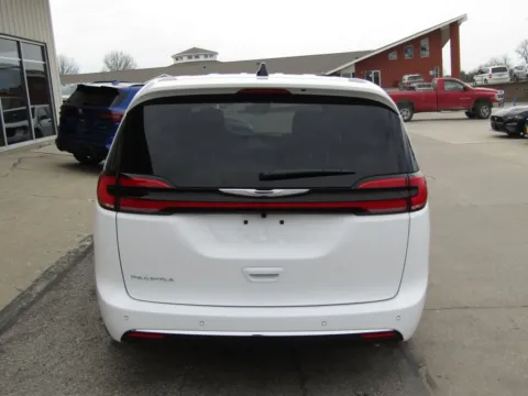 More photos of 2026 Chrysler Pacifica Select at Pettijohn Auto Center, MO
