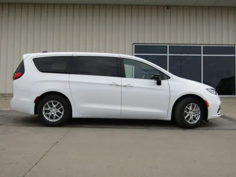 Photos of 2026 Chrysler Pacifica Select for sale in Bethany, MO at Pettijohn Auto Center