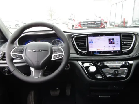 More photos of 2026 Chrysler Pacifica Select at Pettijohn Auto Center, MO