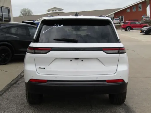 More photos of 2026 Jeep Grand Cherokee Laredo Altitude at Pettijohn Auto Center, MO