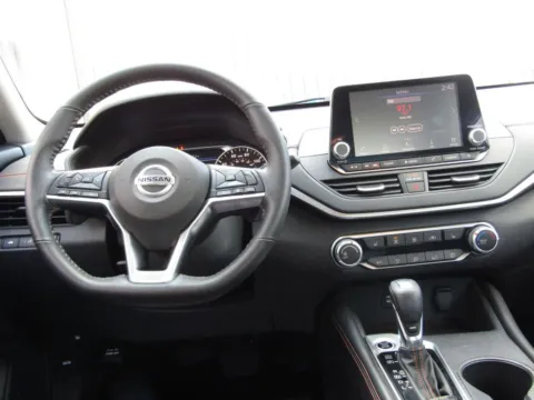 More photos of 2022 Nissan Altima 2.5 SR at Pettijohn Auto Center, MO