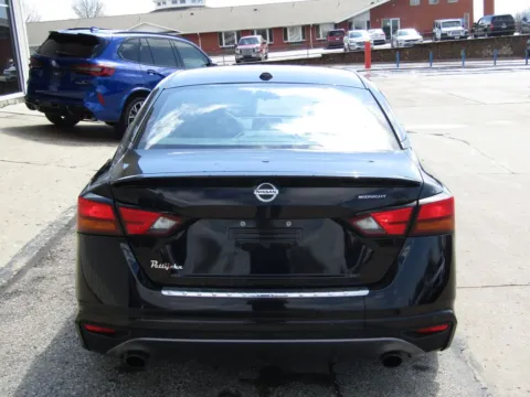 More photos of 2022 Nissan Altima 2.5 SR at Pettijohn Auto Center, MO