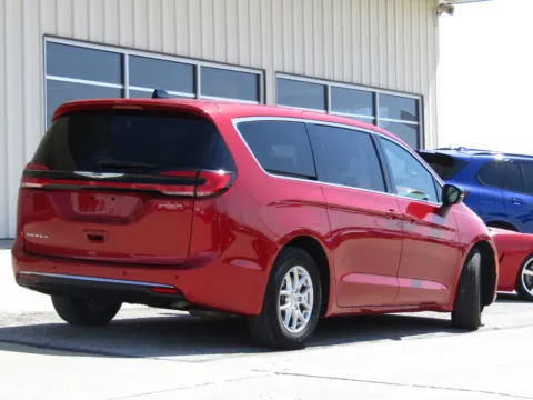 Another view of 2025 Chrysler Pacifica Select for sale in Bethany, MO at Pettijohn Auto Center