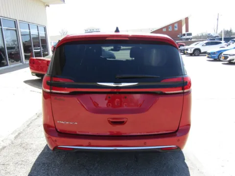 More photos of 2025 Chrysler Pacifica Select at Pettijohn Auto Center, MO