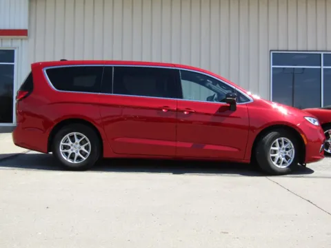 Photos of 2025 Chrysler Pacifica Select for sale in Bethany, MO at Pettijohn Auto Center