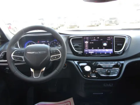 More photos of 2025 Chrysler Pacifica Select at Pettijohn Auto Center, MO