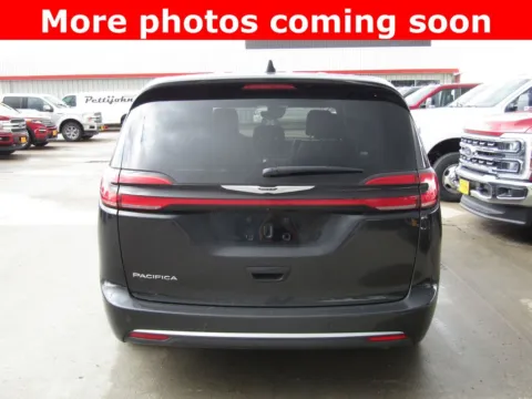 More photos of 2025 Chrysler Pacifica Select at Pettijohn Auto Center, MO