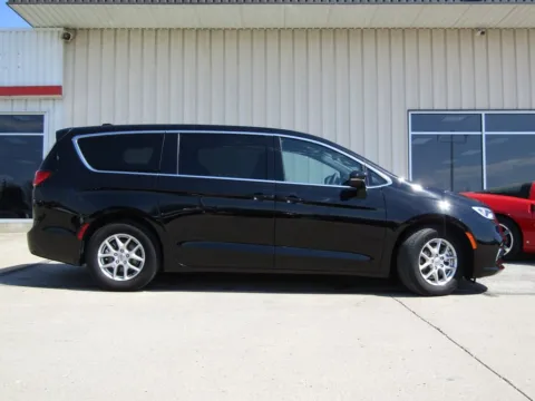 Photos of 2025 Chrysler Pacifica Select for sale in Bethany, MO at Pettijohn Auto Center
