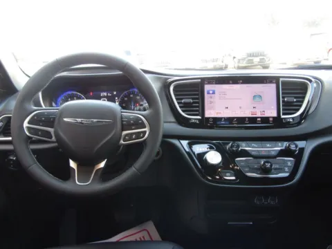 More photos of 2025 Chrysler Pacifica Select at Pettijohn Auto Center, MO