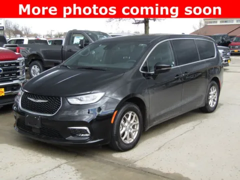 Black 2025 Chrysler Pacifica Select for sale in Bethany, MO