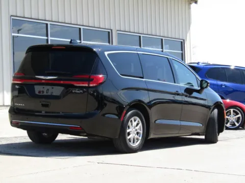 Another view of 2025 Chrysler Pacifica Select for sale in Bethany, MO at Pettijohn Auto Center
